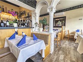 Innenansicht Restaurant Olymipa in Rehburg die Theke und mehrere Tische sind zu sehen