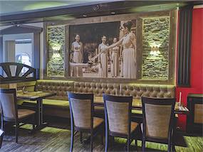 Restaurants mit Blick auf ein antikes Griechisches Bild wo die Olympische Fackel entzündet wird